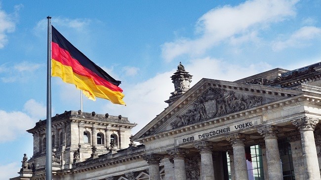 بازار بیمه آلمان بسیار عظیم است. مروری بر اعداد و ارقام مربوط به این صنعت در این کشور به خوبی نشان می‌دهد که آلمان یکی از غول‌های صنعت بیمه در جهان است. آمار تا حد زیادی وضعیت صنعت بیمه آلمان را مشخص می‌کند.